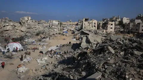 Israeli Armored Vehicles Advance into Key Gazan Residential District